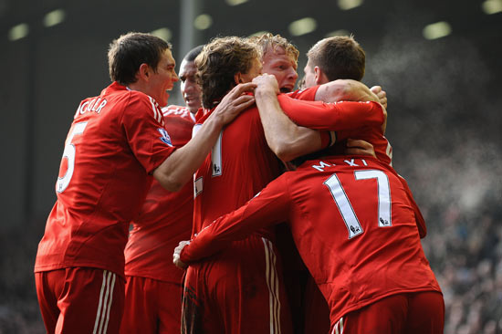 曼城对阵水晶宫，争夺英超争四及争冠席位，双方势均力敌，比赛充满看点。（曼城VS水晶宫：英超争冠／争四焦点对决，双方旗鼓相当，看点十足）