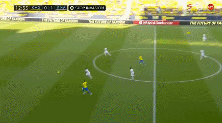 热刺全队已经抵达韩国，孙兴慜、梁民革举韩国国旗合照