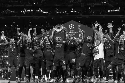 拜仁12轮不败领跑，曼城绝杀鱼腩，巴萨AC米兰登顶（拜仁12轮不败继续领跑，曼城绝杀弱旅，巴萨、AC米兰齐登顶）