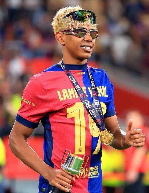 法甲争冠黑马2-1南特，豪取5连胜领跑，领先巴黎圣日耳曼4分（法甲黑马2-1力克南特，豪取五连胜登顶，领先巴黎圣日耳曼4分）