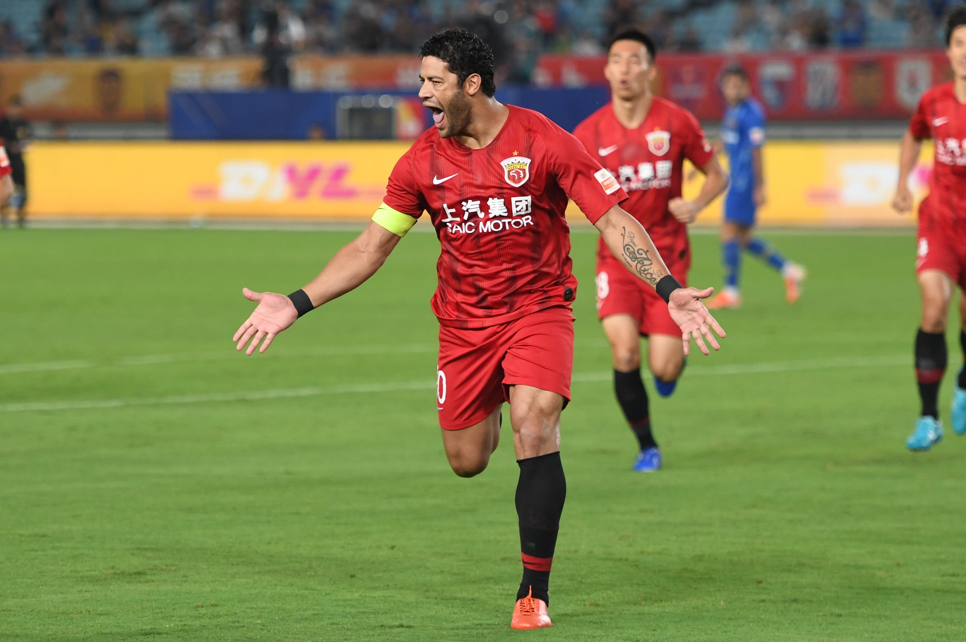 半场：莱比锡1-0斯图加特，沙博特自摆乌龙（半场战报：莱比锡暂1-0领先斯图加特，沙博特不慎自摆乌龙）