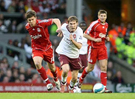 正随巴西在枪手基地训练，维尼修斯与多名阿森纳青训球员合影（随巴西队在阿森纳基地训练，维尼修斯与多名枪手青训球员合影）