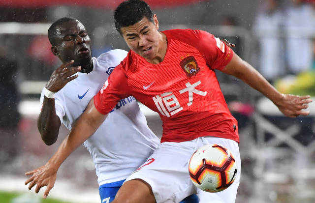 篮球湖人球员场上发挥获得球迷认可（湖人球员出色表现赢得球迷称赞）