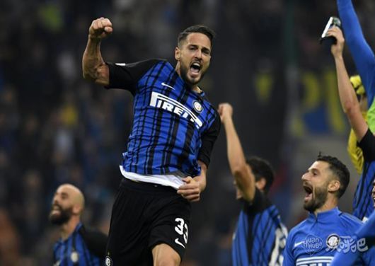 T倒了！预热《怪奇物语》最终季，拜仁球员穿特制热身服出场（拜仁球员穿定制热身服亮相，为《怪奇物语》最终季预热）