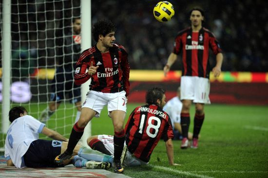 半场：勒沃库森3-0狼堡，蒂尔曼传射，霍夫曼、塔普索巴建功（半场战报：勒沃库森3-0狼堡，蒂尔曼一传一射，霍夫曼、塔普索巴破门）