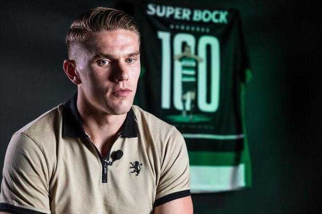 球员受伤倒地，全队围上去（球员倒地受伤，全队纷纷围拢）