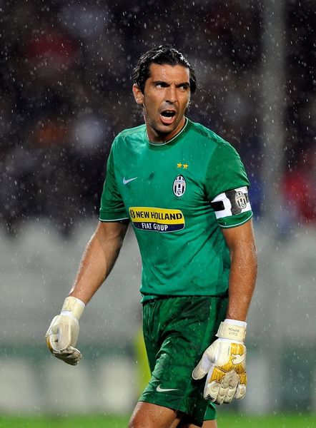 VAR准确地因姆巴佩的手球取消了皇马的一个进球