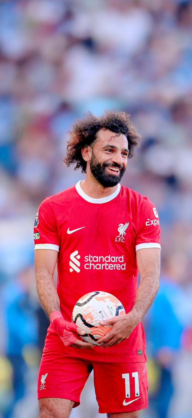 同一天绝代双骄各进一球！以下是媒体对C罗和梅西的...（同日建功！C罗与梅西各下一城，媒体热议）