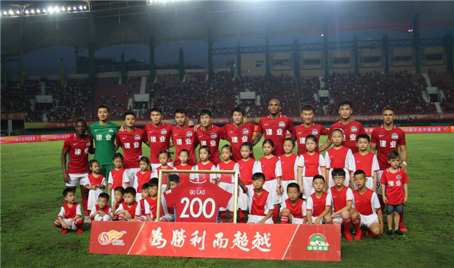 科隆4-1大胜九人汉堡，卡明斯基、马拉破门，菲拉伊、维埃拉离场（科隆4-1击退九人汉堡，卡明斯基、马拉建功，菲拉伊与维埃拉被罚下）