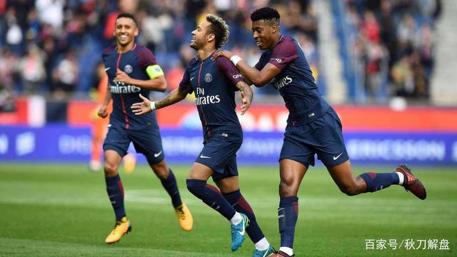 重庆球迷邀请“铁帅”李章洙吃火锅：李章洙很喜欢重庆的麻辣（重庆球迷邀“铁帅”李章洙品火锅：他称赞重庆麻辣）