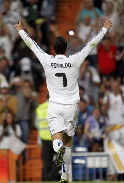 英超：曼联客场2-1击败莱斯特城（英超-曼联客场2-1战胜莱斯特城）