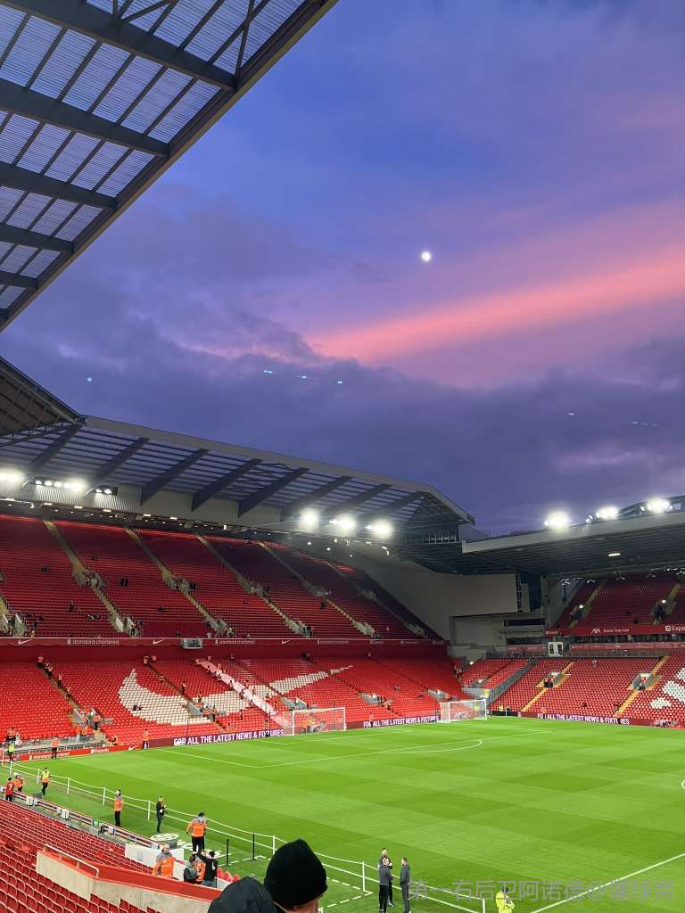 女足英联杯中发生暴力冲突，一名球员抓住对手脖子将其摔倒（女足英联杯爆发冲突：球员抓住对手颈部将其放倒）